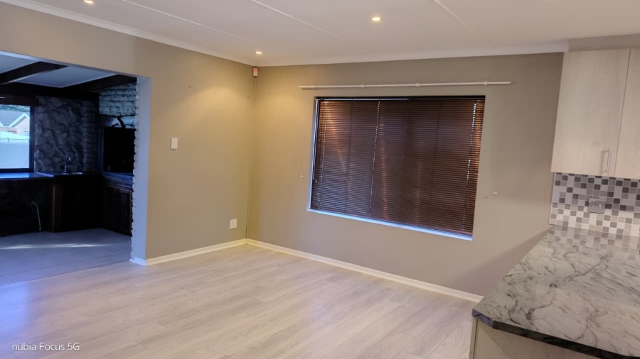 To Let 4 Bedroom Property for Rent in Wavecrest Eastern Cape